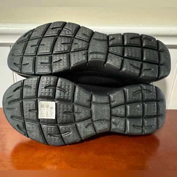 Skechers Size 9 Brand New Black Sneakers - Picture 2 of 3